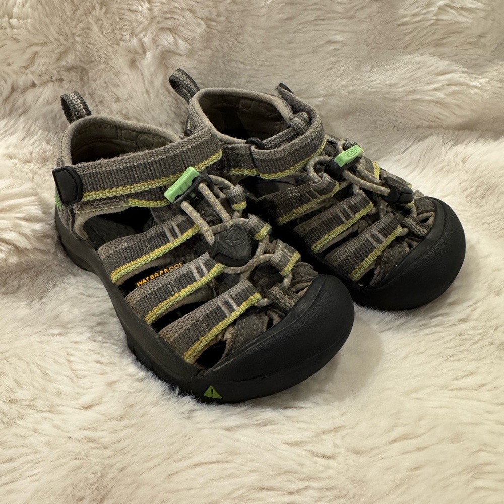 KEEN Kids' Gray and Green Newport H2 Sandals, Gently Used